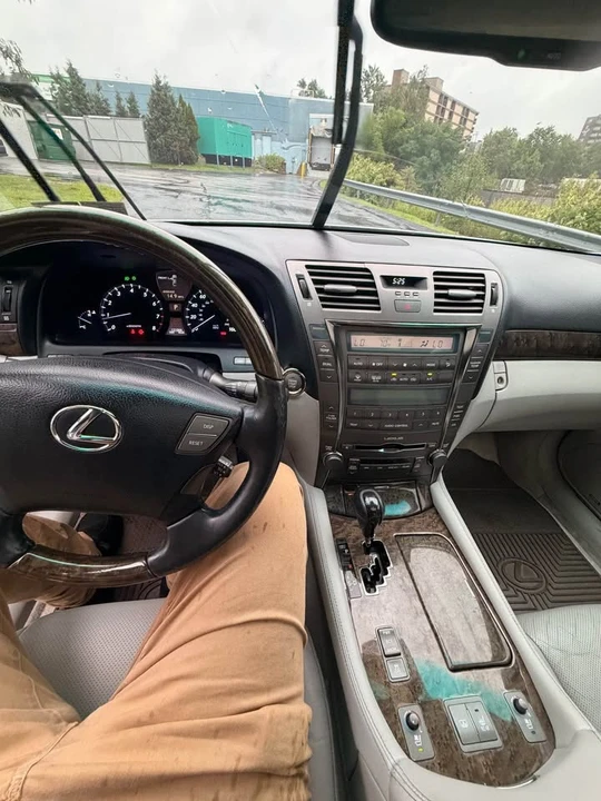 2007 Lexus LS 4th Gen - Image 11 of 16