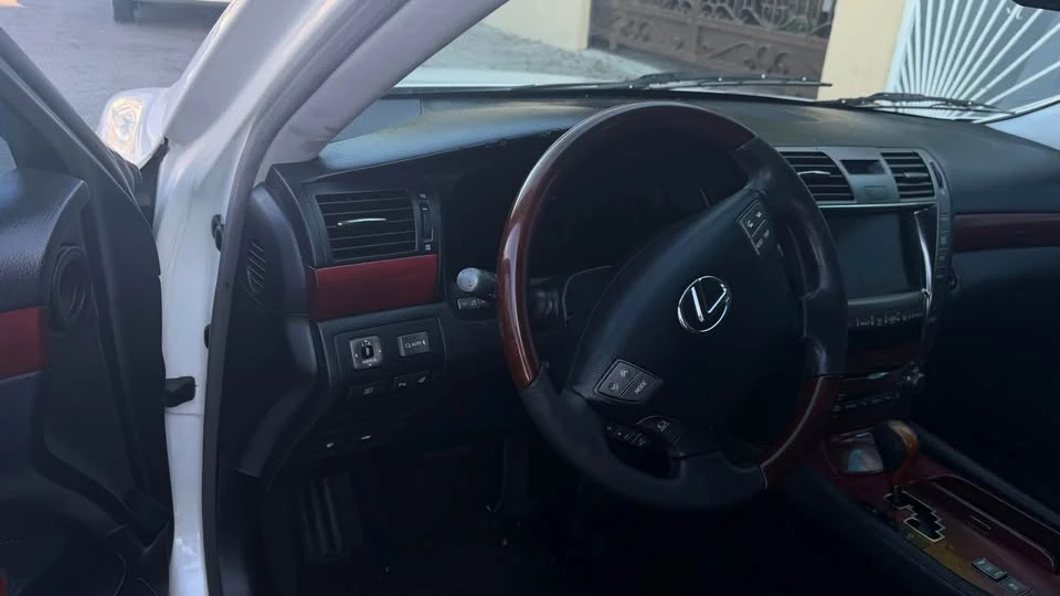 2007 Lexus LS 4th Gen - Image 5 of 7