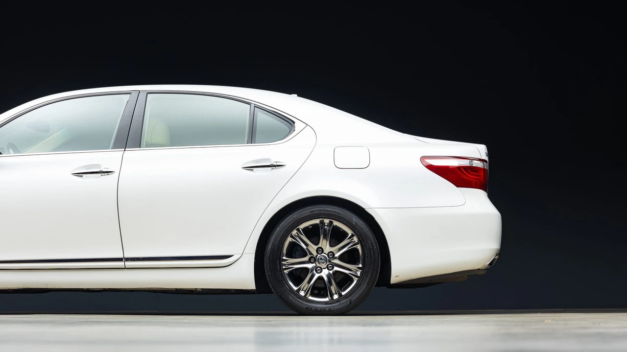 2007 Lexus LS 4th Gen - Image 23 of 31