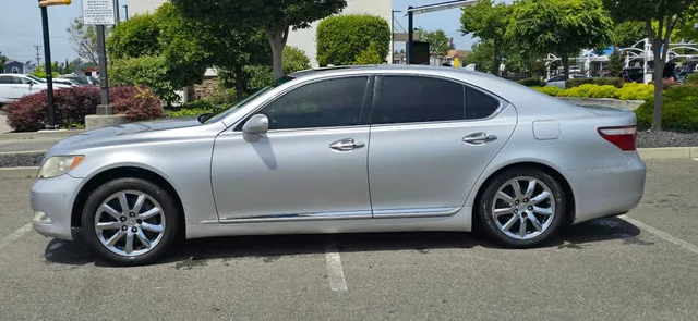 2007 Lexus LS460 Luxury Sedan