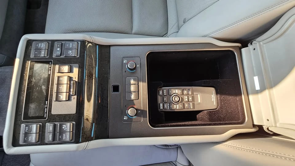 2007 Lexus LS 4th Gen - Image 14 of 16