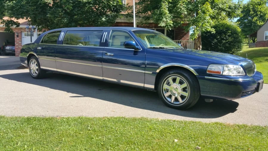 2007 Lincoln Town Car - Image 2 of 8