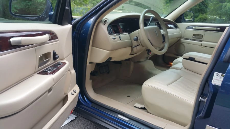 2007 Lincoln Town Car - Image 3 of 8