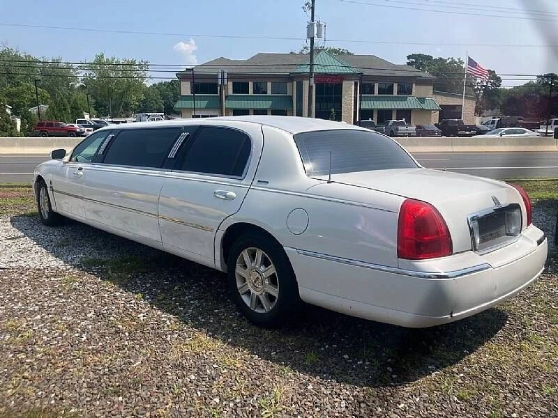 2007 Lincoln Town Car - Image 6 of 24