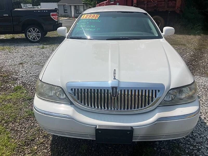 2007 Lincoln Town Car - Image 2 of 24