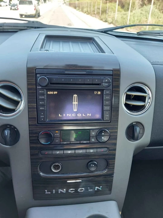 2007 Lincoln Mark LT - Image 10 of 13