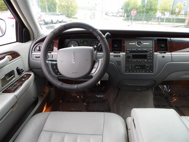2007 Lincoln Town Car - Image 11 of 20