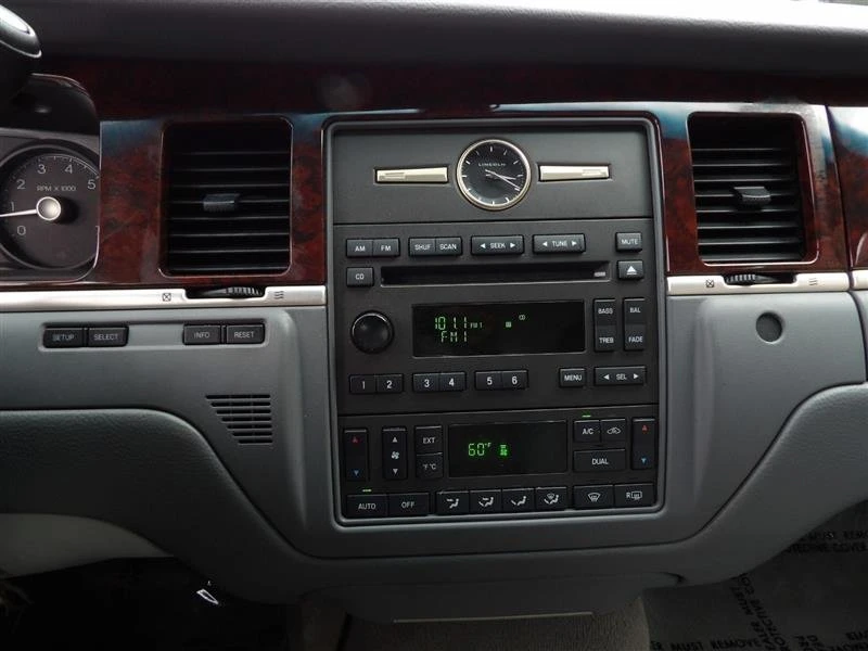 2007 Lincoln Town Car - Image 17 of 20