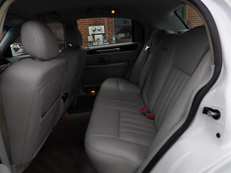 2007 Lincoln Town Car - Image 10 of 20