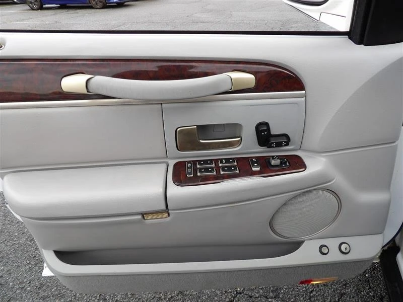 2007 Lincoln Town Car - Image 9 of 20