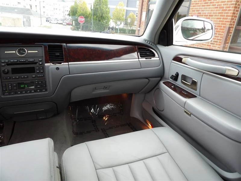 2007 Lincoln Town Car - Image 12 of 20