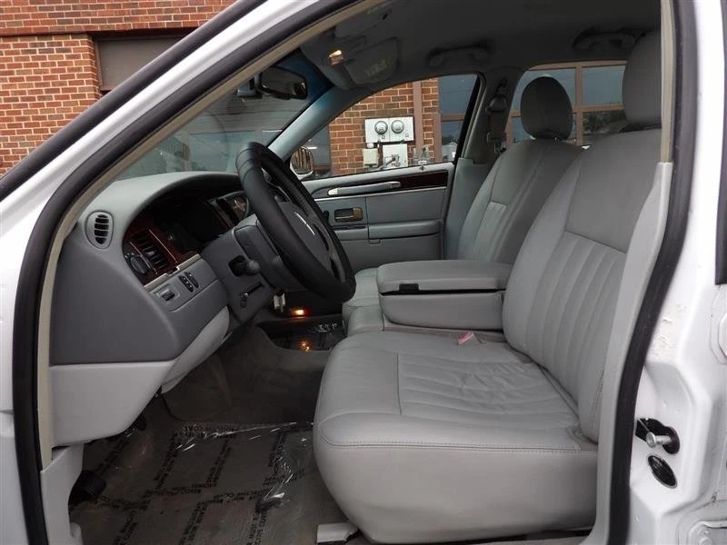 2007 Lincoln Town Car - Image 13 of 20