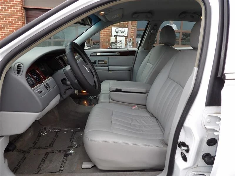 2007 Lincoln Town Car - Image 8 of 20