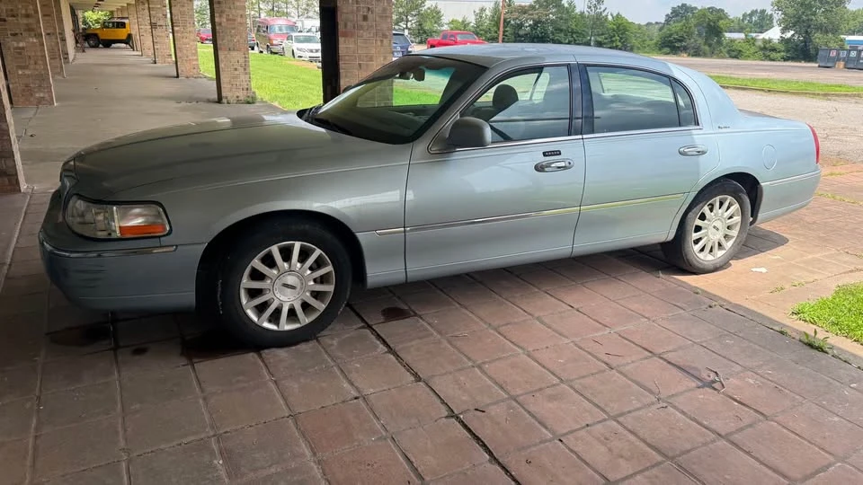 2007 Lincoln Town Car - Image 2 of 2