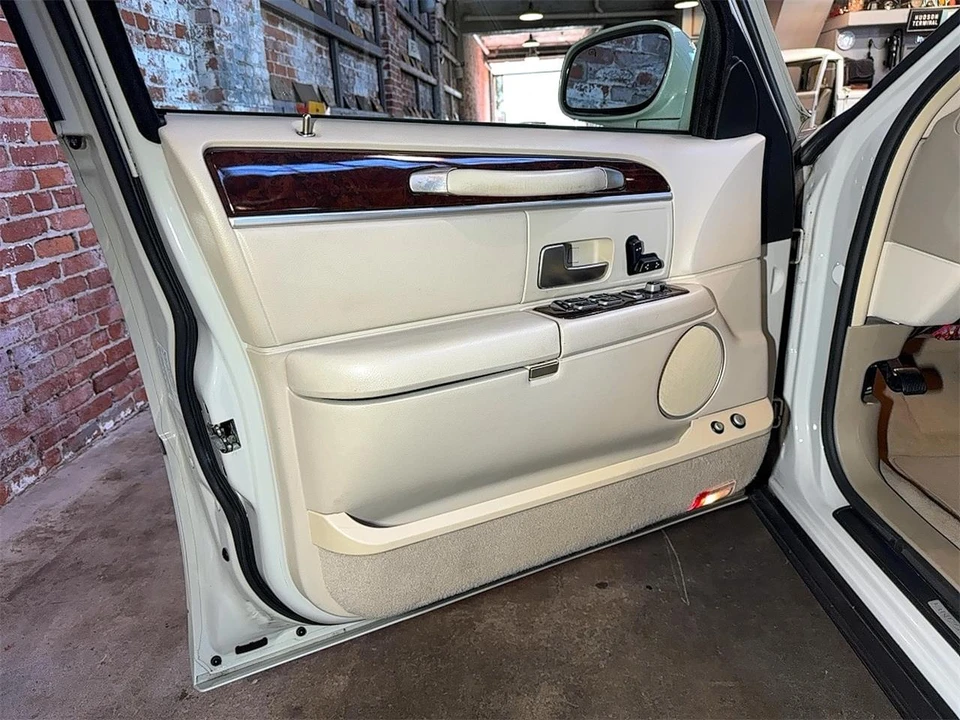 2007 Lincoln Town Car - Image 11 of 31