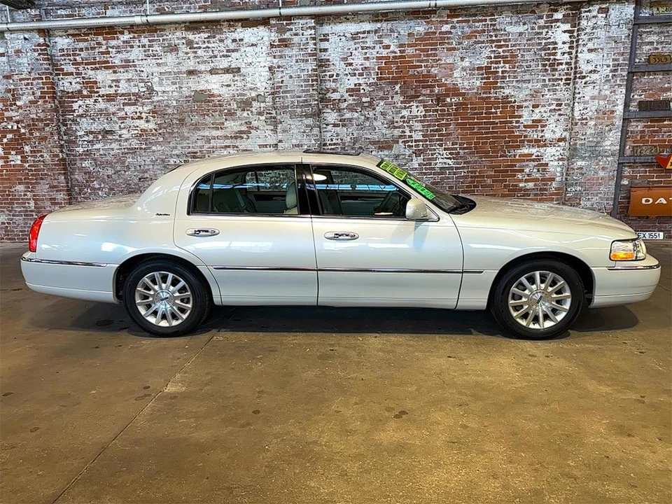 2007 Lincoln Town Car - Image 2 of 31