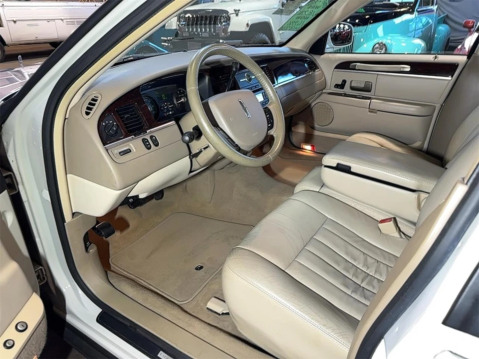 2007 Lincoln Town Car - Image 12 of 31