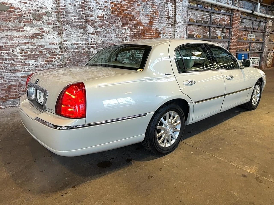 2007 Lincoln Town Car - Image 3 of 31