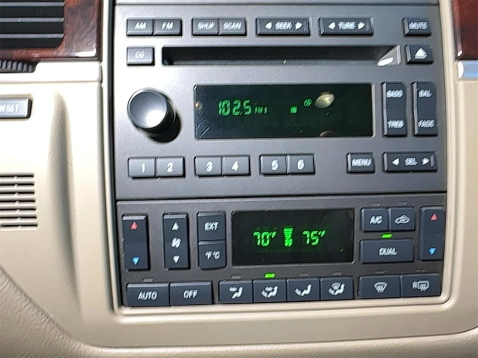 2007 Lincoln Town Car - Image 28 of 31