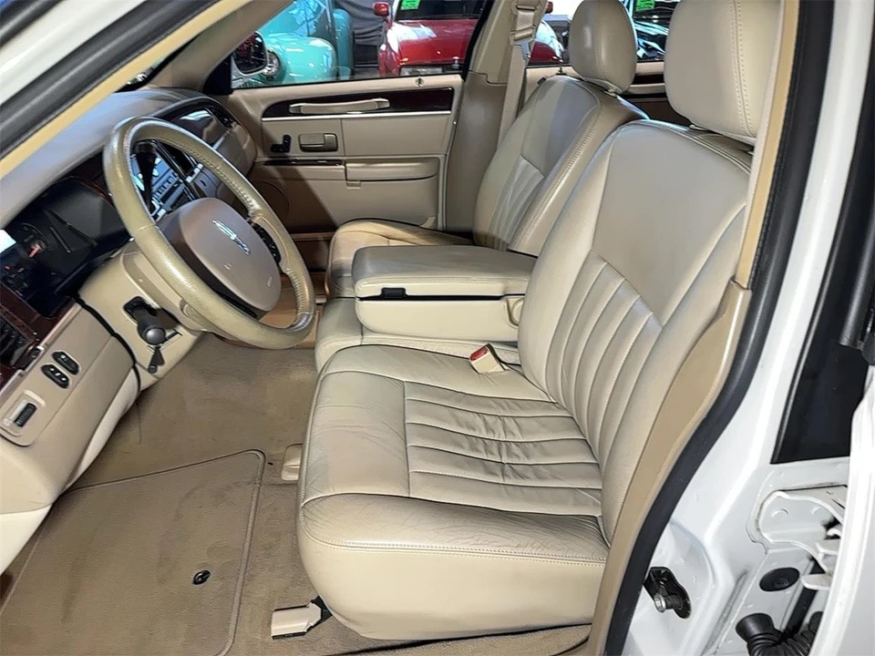 2007 Lincoln Town Car - Image 13 of 31