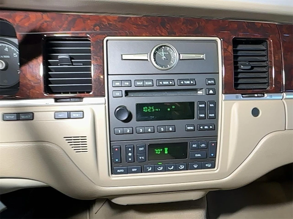 2007 Lincoln Town Car - Image 23 of 31