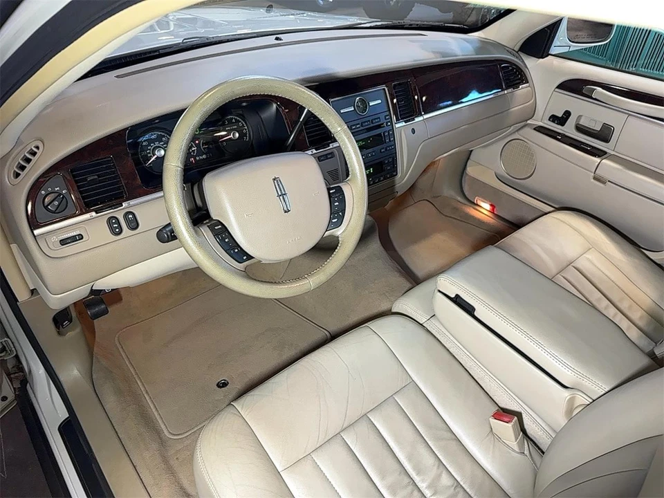 2007 Lincoln Town Car - Image 15 of 31