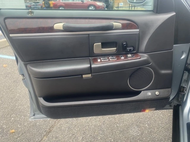 2007 Lincoln Town Car - Image 8 of 12