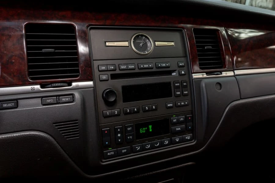 2007 Lincoln Town Car - Image 17 of 31