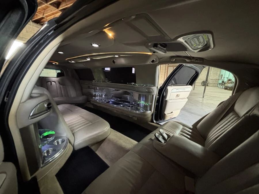 2007 Lincoln Town Car - Image 27 of 31