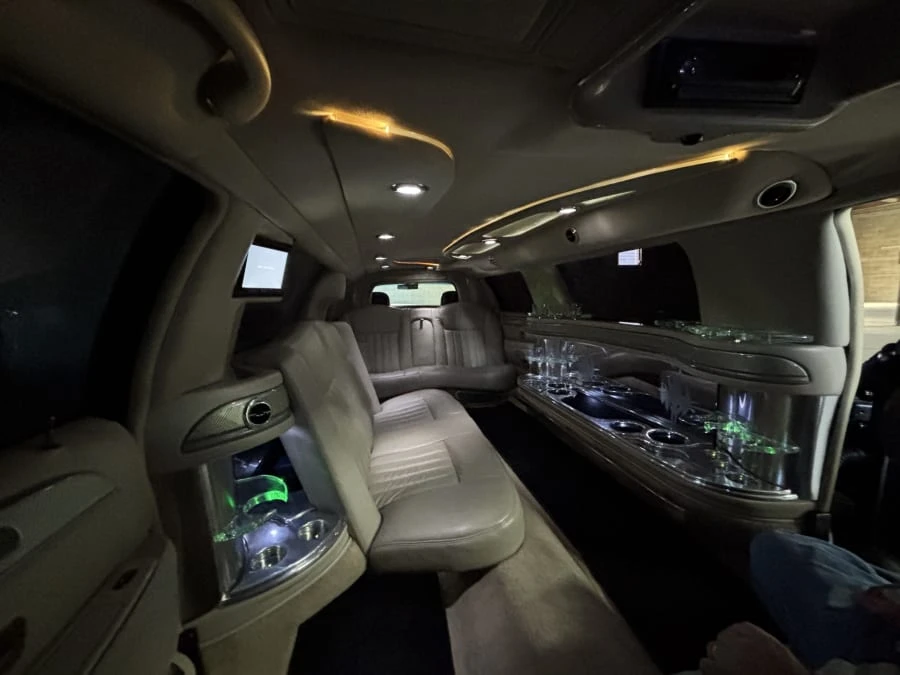 2007 Lincoln Town Car - Image 24 of 31