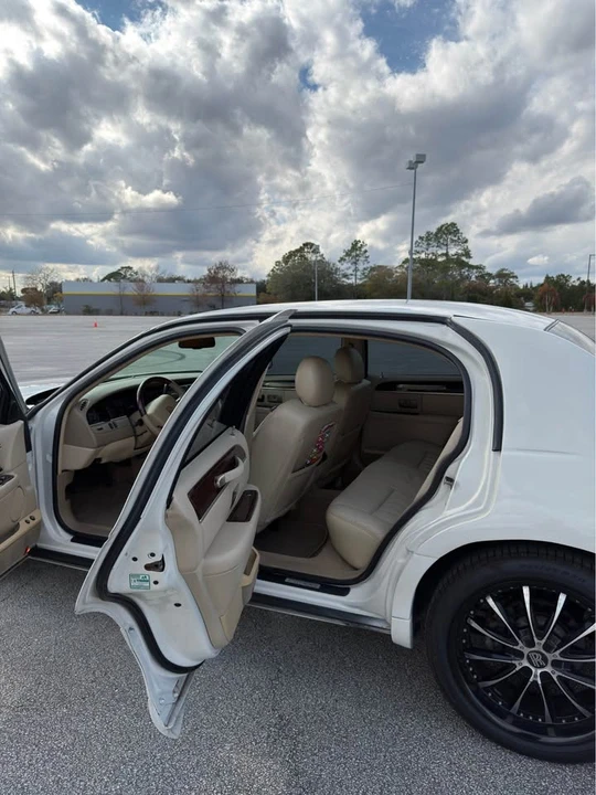 2007 Lincoln Town Car - Image 9 of 20