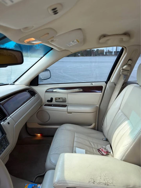 2007 Lincoln Town Car - Image 15 of 20