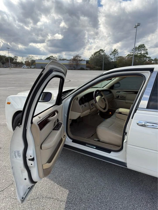 2007 Lincoln Town Car - Image 18 of 20