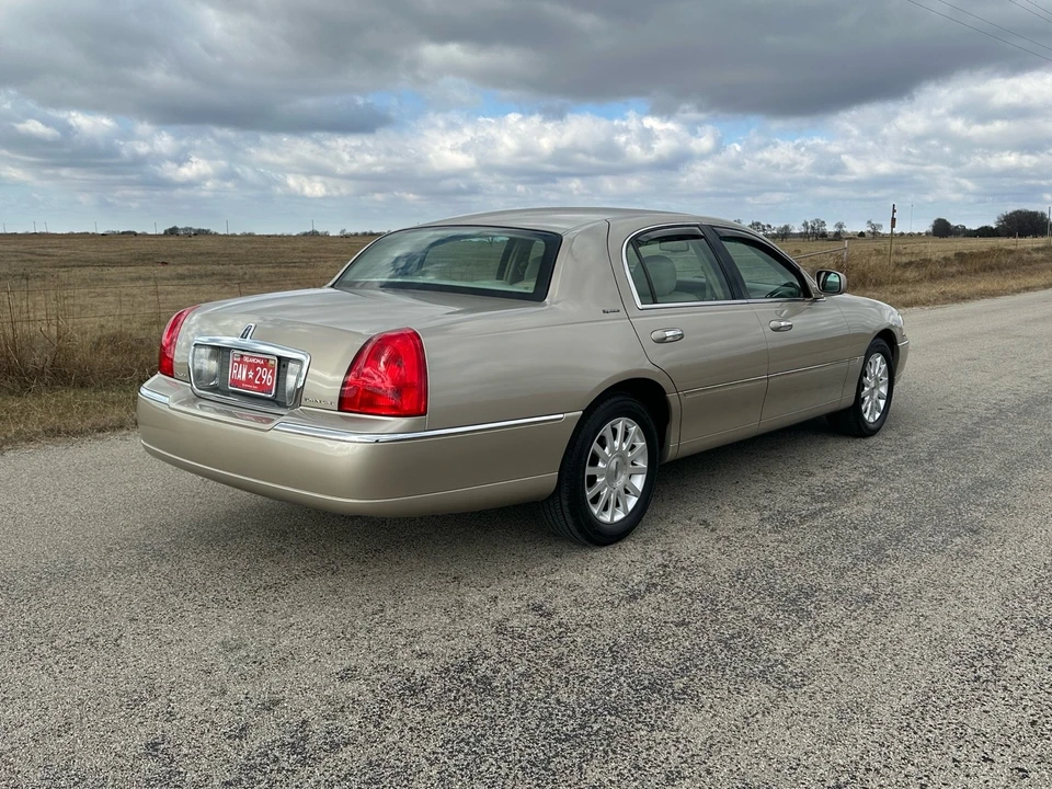 2007 Lincoln Town Car - Image 9 of 21