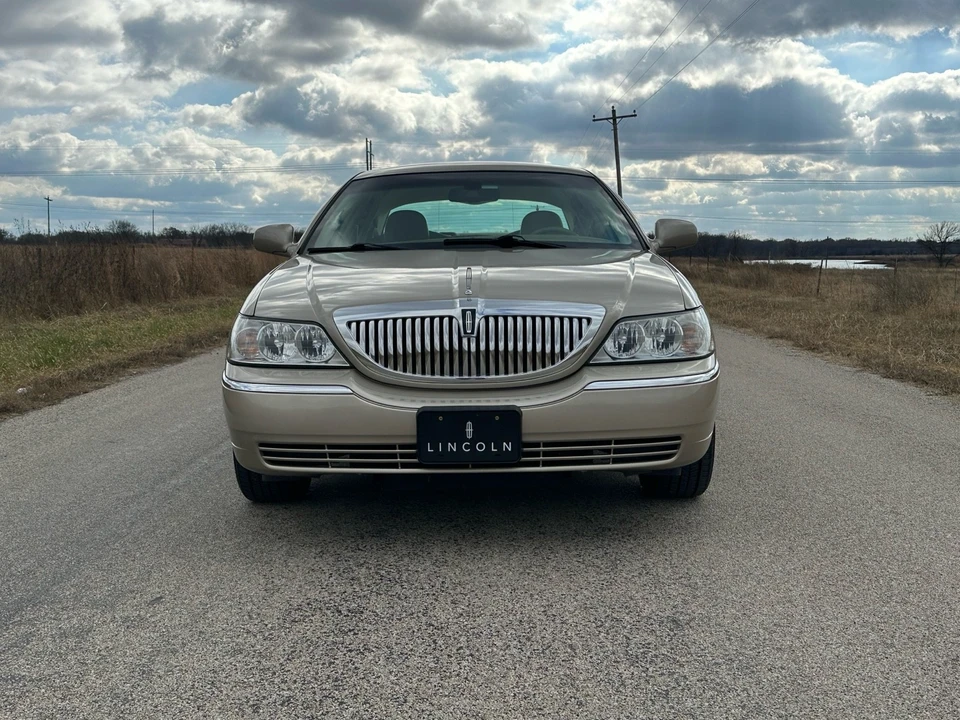2007 Lincoln Town Car - Image 8 of 21