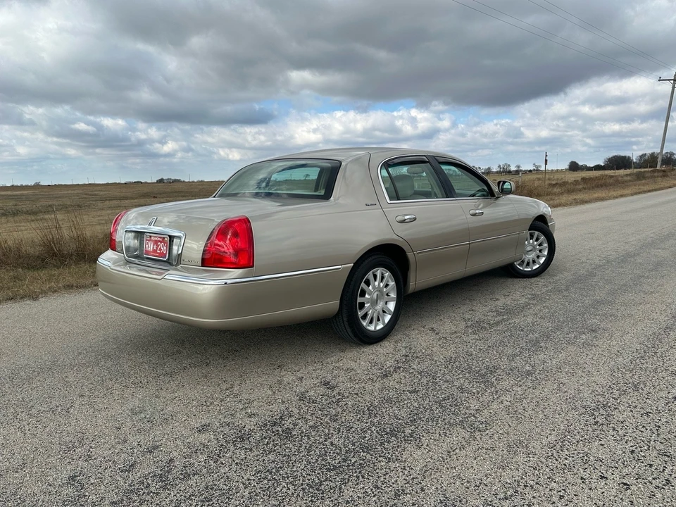 2007 Lincoln Town Car - Image 10 of 21