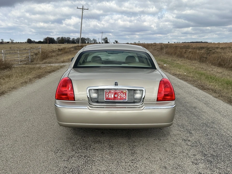 2007 Lincoln Town Car - Image 11 of 21