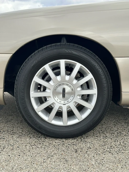 2007 Lincoln Town Car - Image 15 of 21