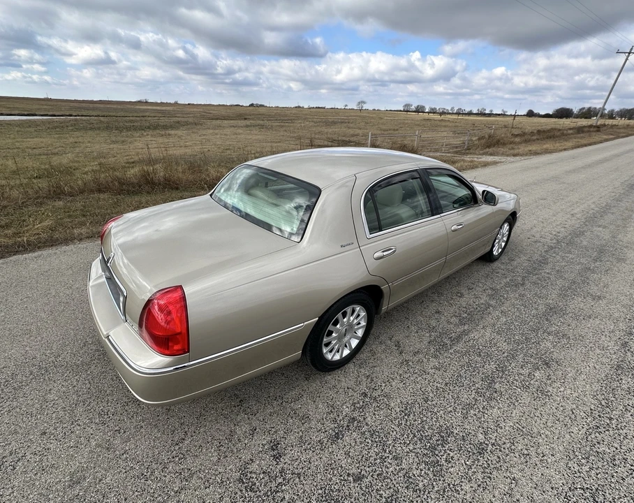 2007 Lincoln Town Car - Image 5 of 21