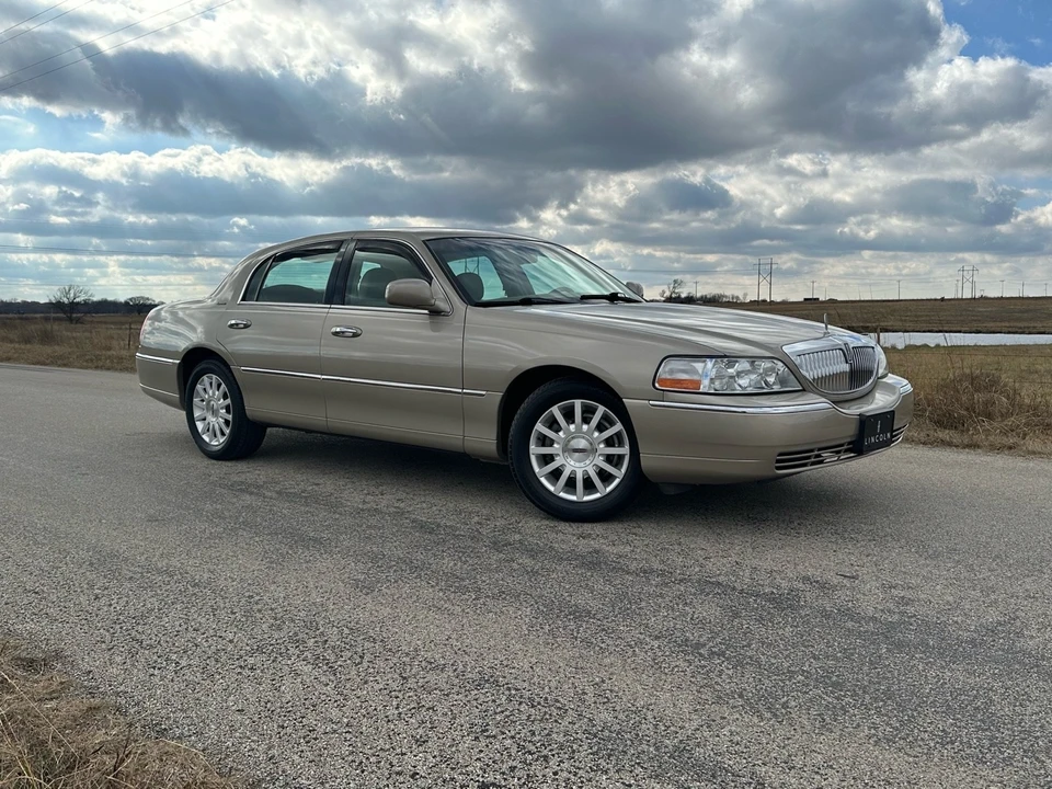2007 Lincoln Town Car - Image 2 of 21