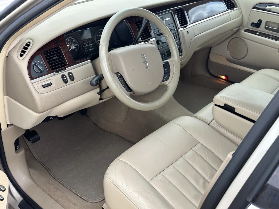 2007 Lincoln Town Car - Image 19 of 21