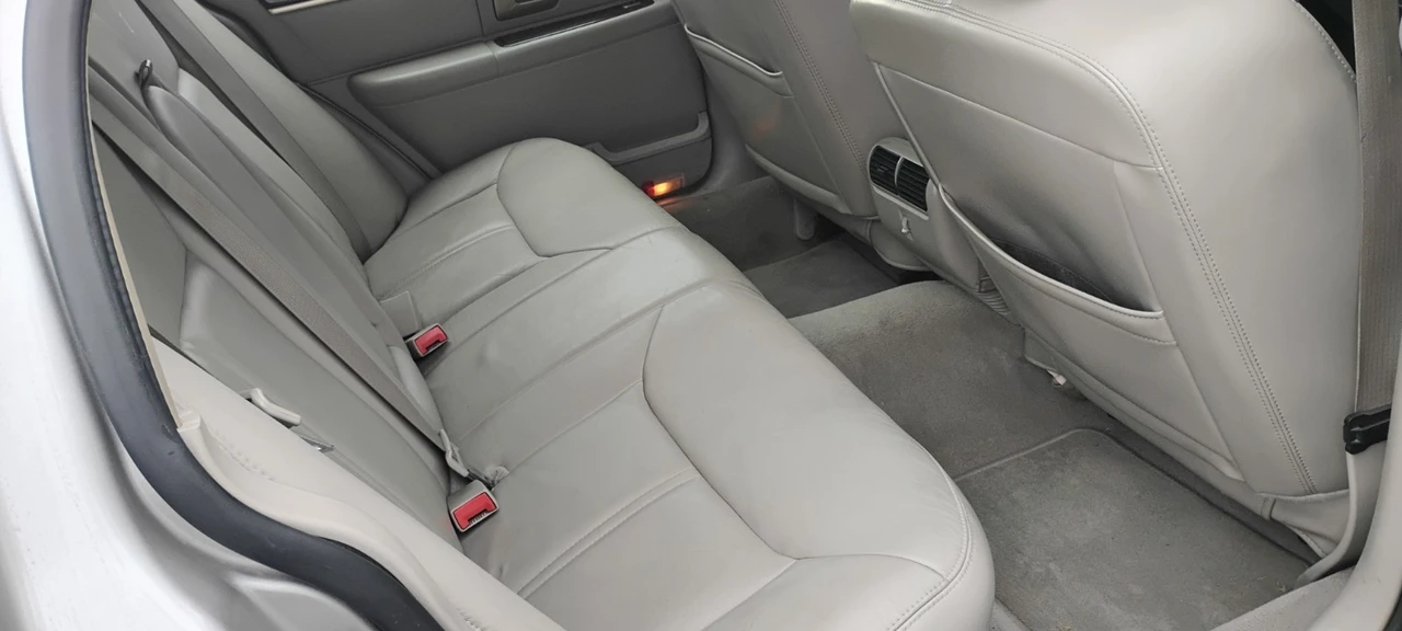 2007 Lincoln Town Car - Image 11 of 15