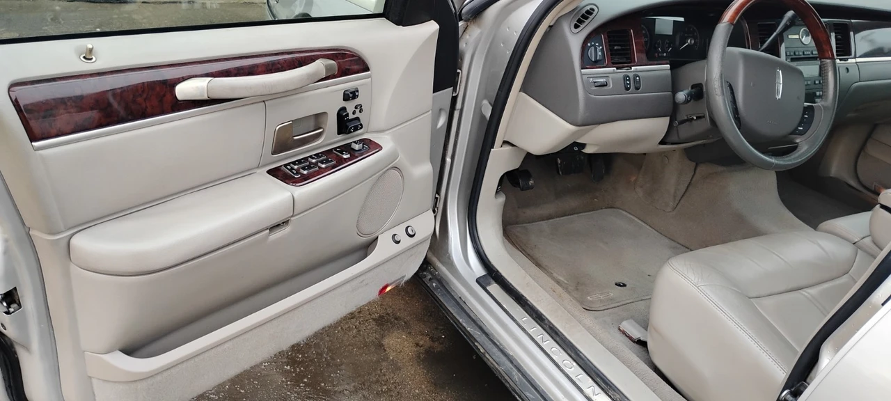 2007 Lincoln Town Car - Image 9 of 15