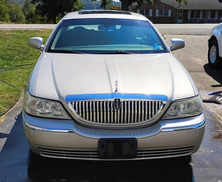 2007 Lincoln Town Car - Image 2 of 15