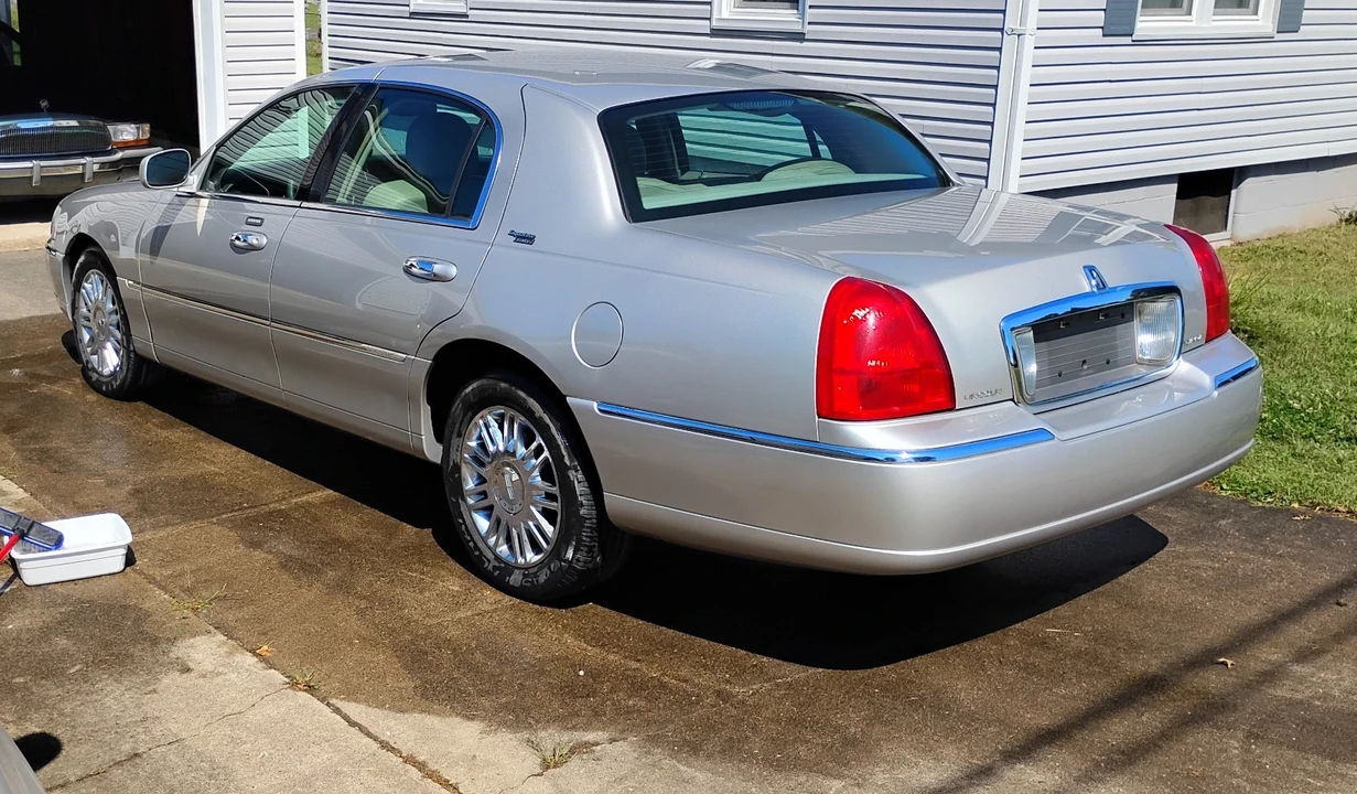 2007 Lincoln Town Car - Image 5 of 15
