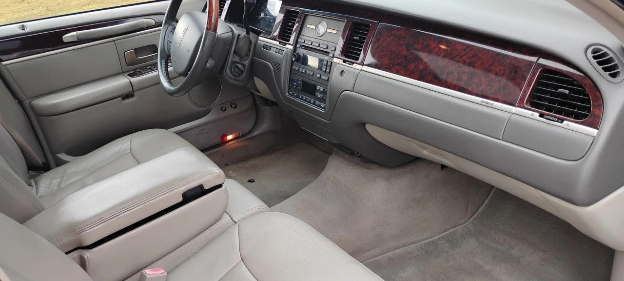 2007 Lincoln Town Car - Image 8 of 15