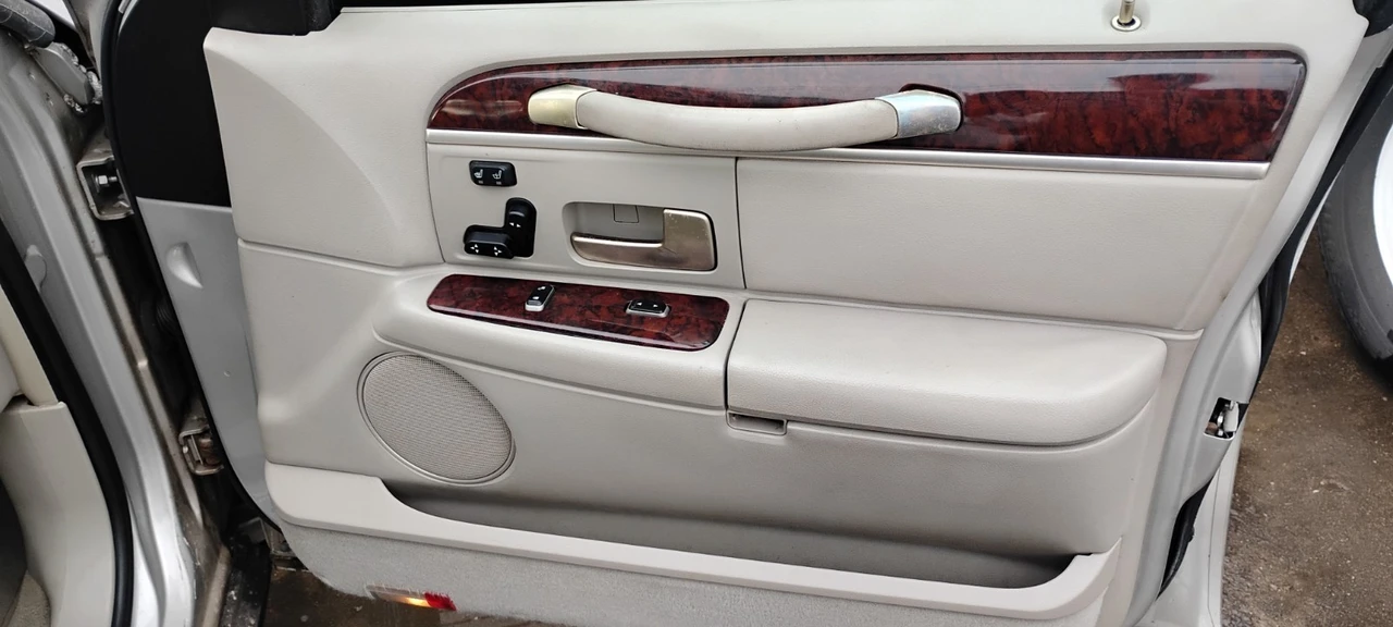 2007 Lincoln Town Car - Image 10 of 15