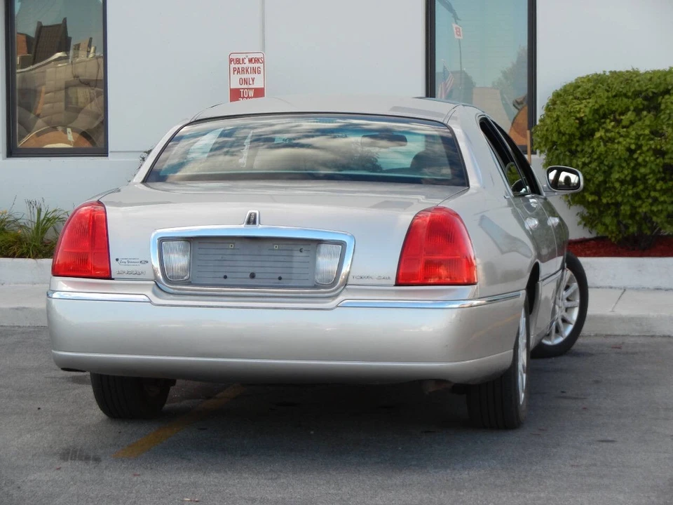 2007 Lincoln Town Car - Image 16 of 21