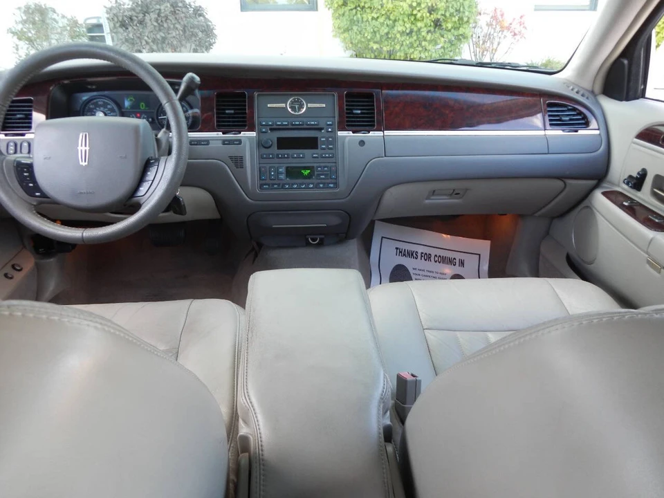 2007 Lincoln Town Car - Image 2 of 12