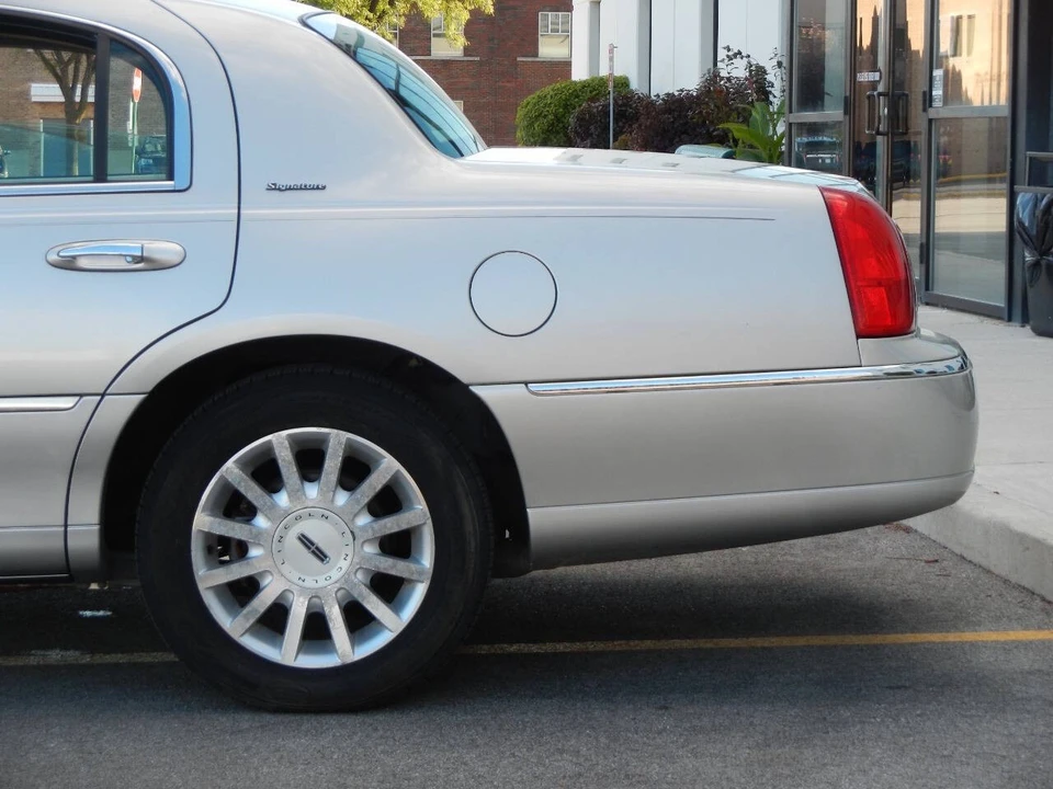 2007 Lincoln Town Car - Image 11 of 21